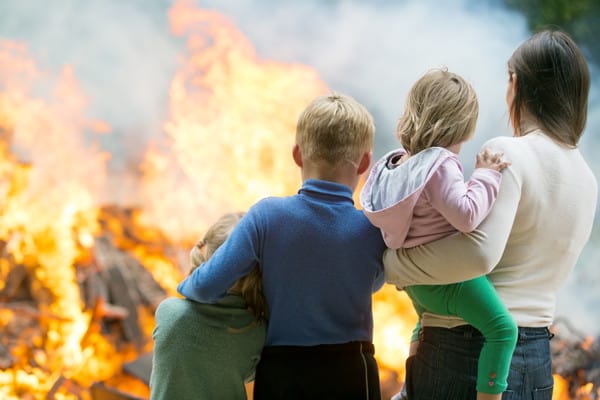 Familie steht vor abgebranntem Haus